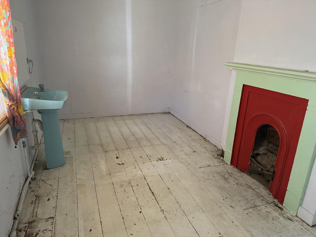 Lot: 31 - TERRACE HOUSE FOR IMPROVEMENT - Bedroom 5 on second floor